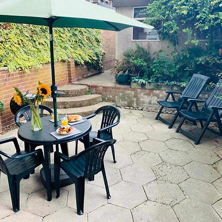 Spacious House, Free Parking & Patio Garden Фарнъм Екстериор снимка